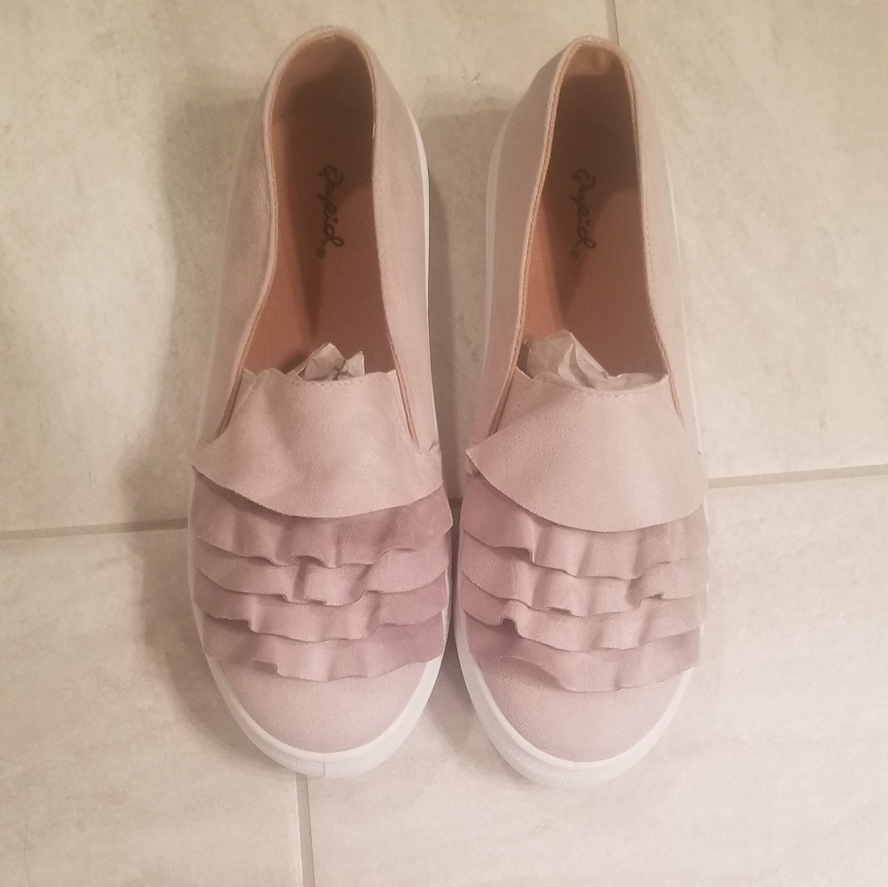 Beige Ruffled Flats